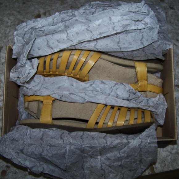 Clarks Yellow Sandals ‘Jaina-Canary’ 6.5 M - Picture 2 of 4